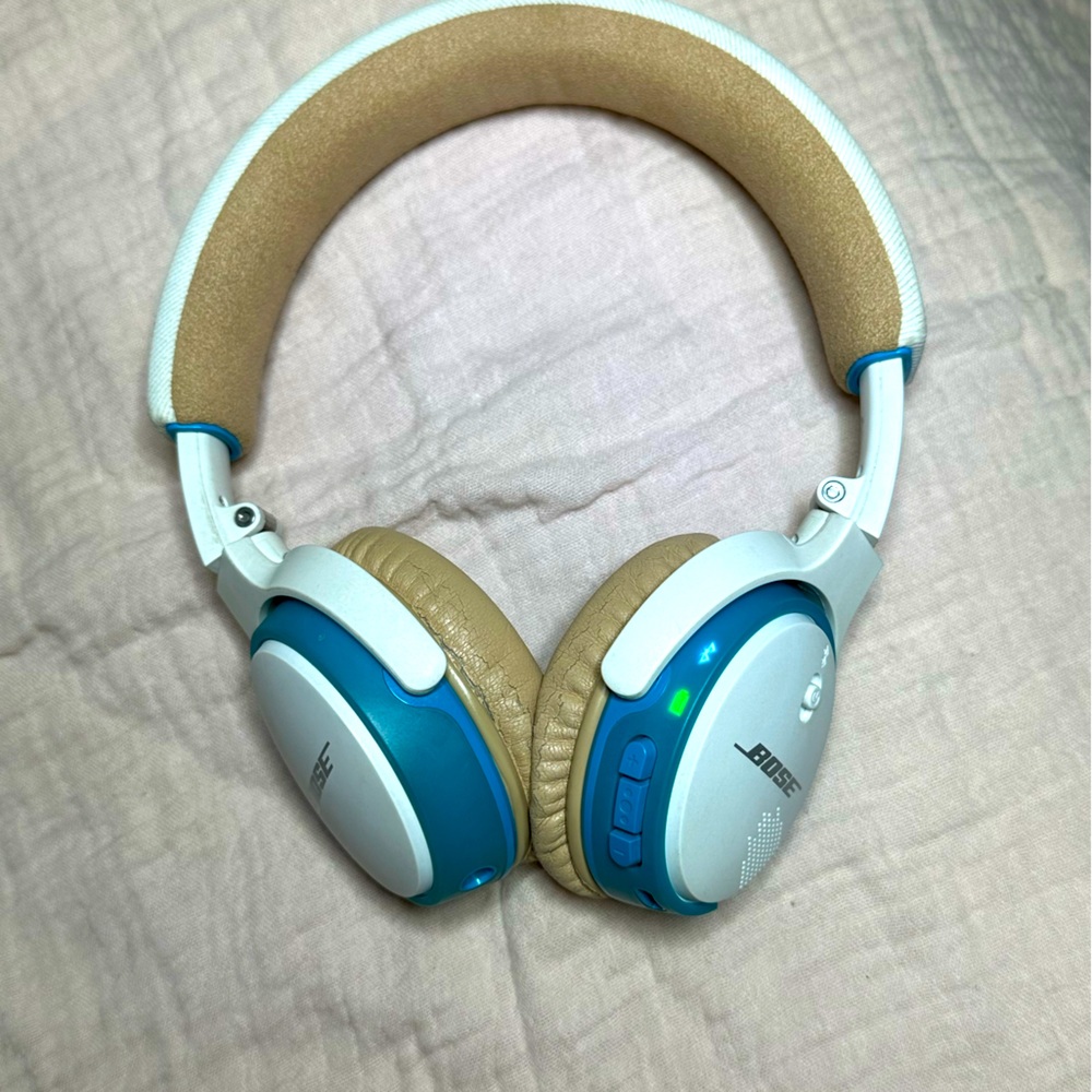 BOSE WHITE SOUNDLINK ON-EAR BLUETOOTH WIRELESS HEADPHONES